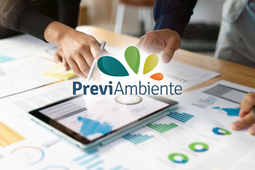 PreviAmbiente-news-aggiornamento-rendimenti-1080×720|PreviAmbiente-news-aggiornamento-rendimenti-02-25-1200×630 Due persone analizzano dati finanziari su un tablet e documenti cartacei, con il logo di PreviAmbiente sovrapposto all'immagine.|Due persone analizzano dati finanziari su un tablet e documenti cartacei, con il logo di PreviAmbiente sovrapposto all'immagine.